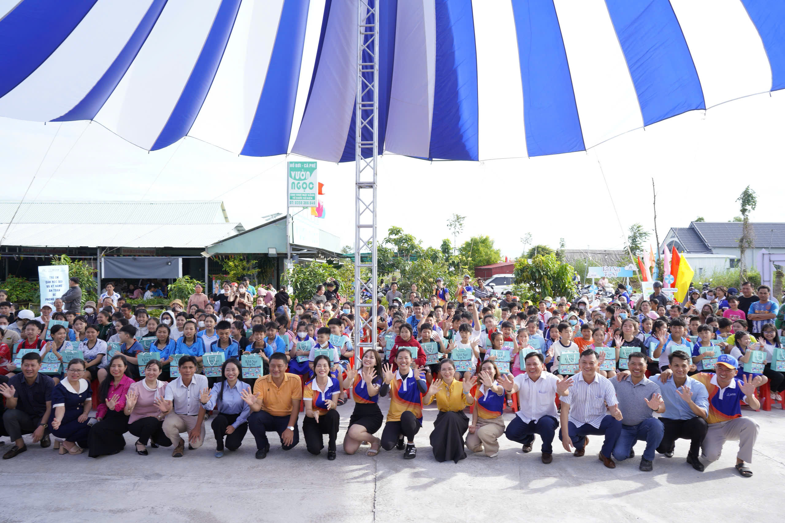 A group of people posing for a photo

AI-generated content may be incorrect.