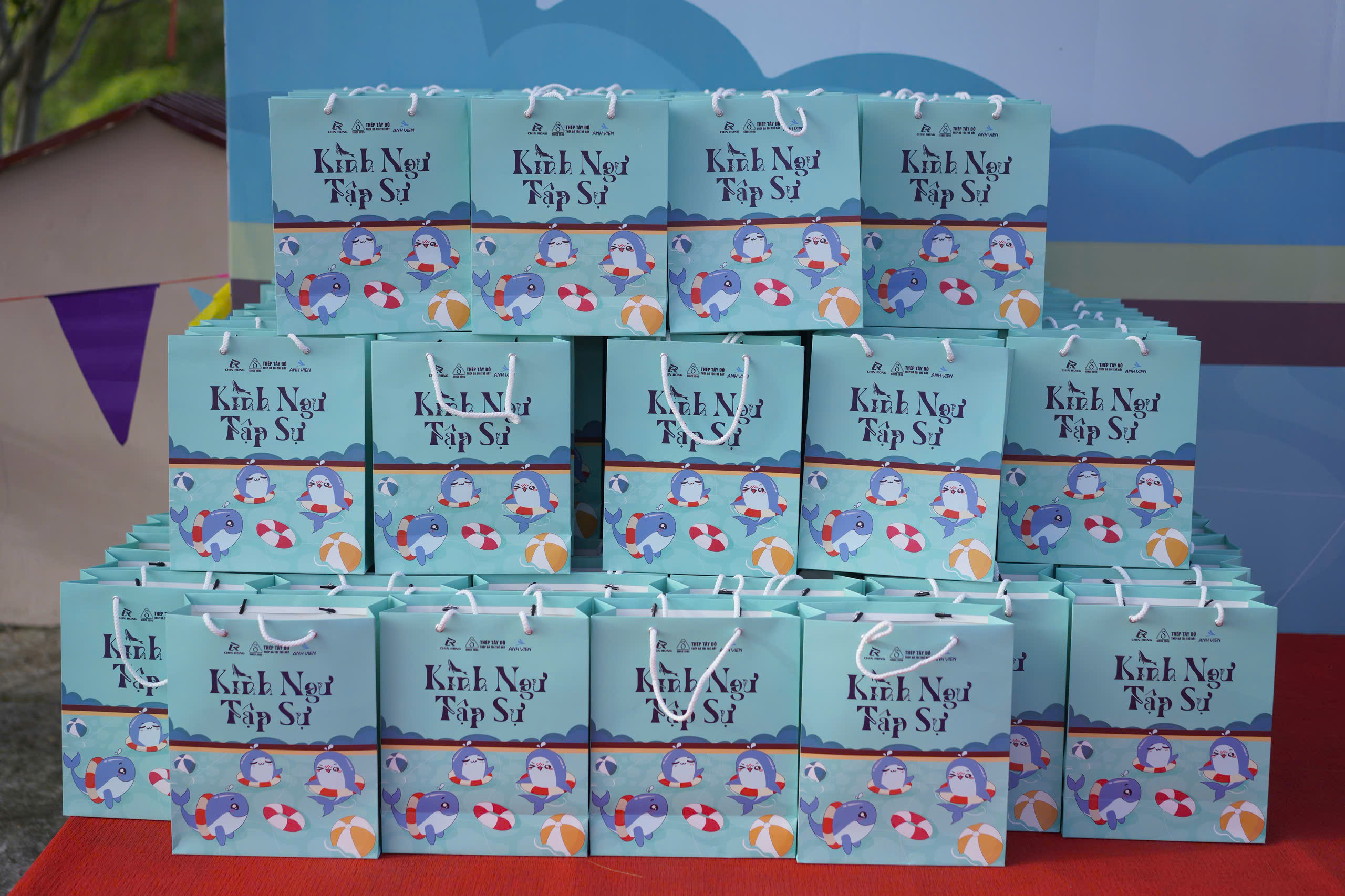 A stack of blue bags

AI-generated content may be incorrect.
