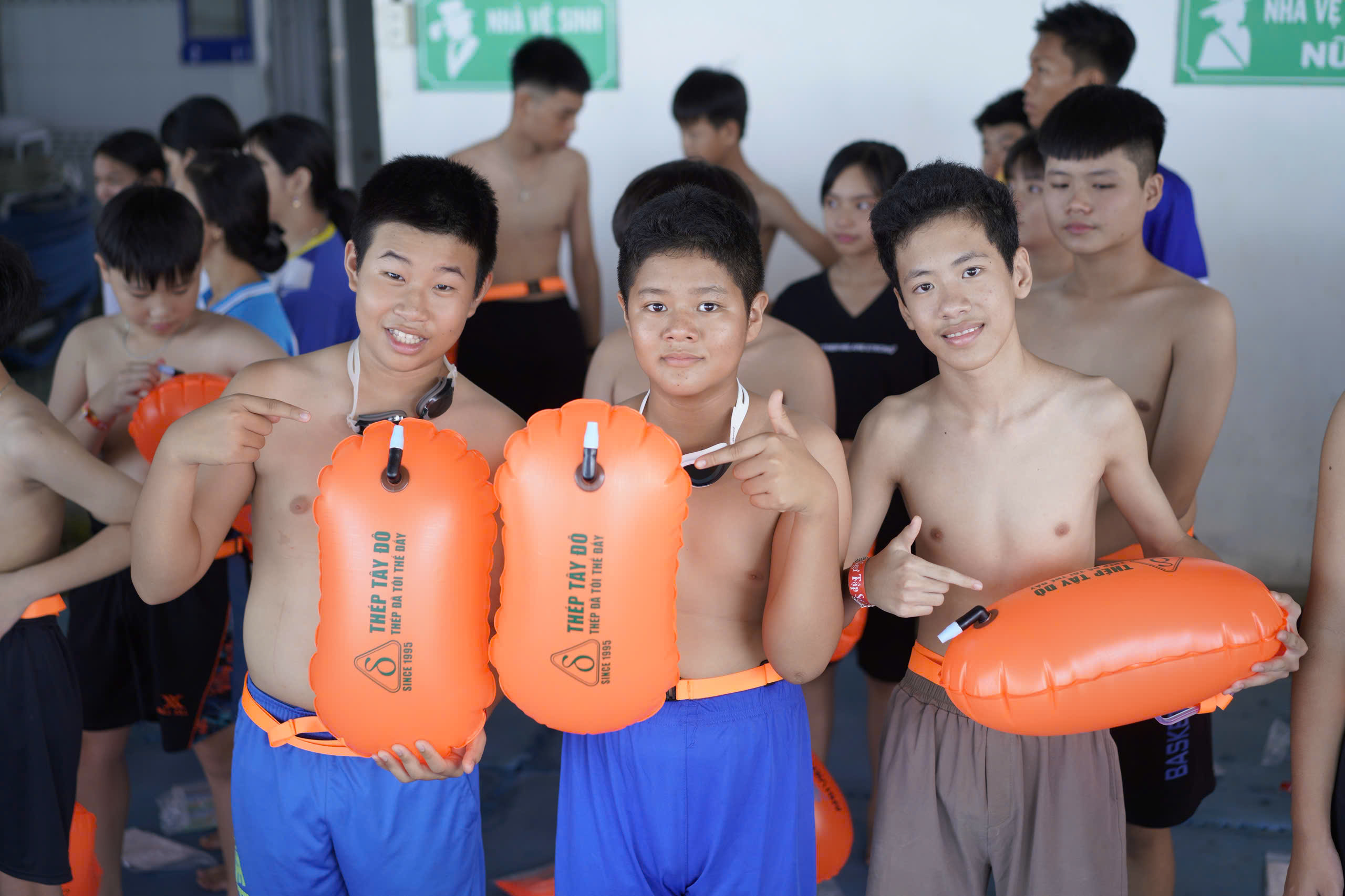 A group of boys holding orange floaties

AI-generated content may be incorrect.