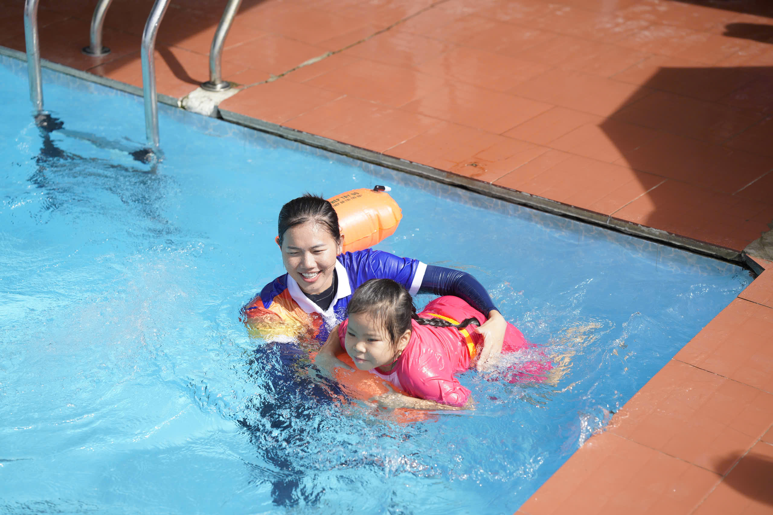 A person and a child in a pool

AI-generated content may be incorrect.