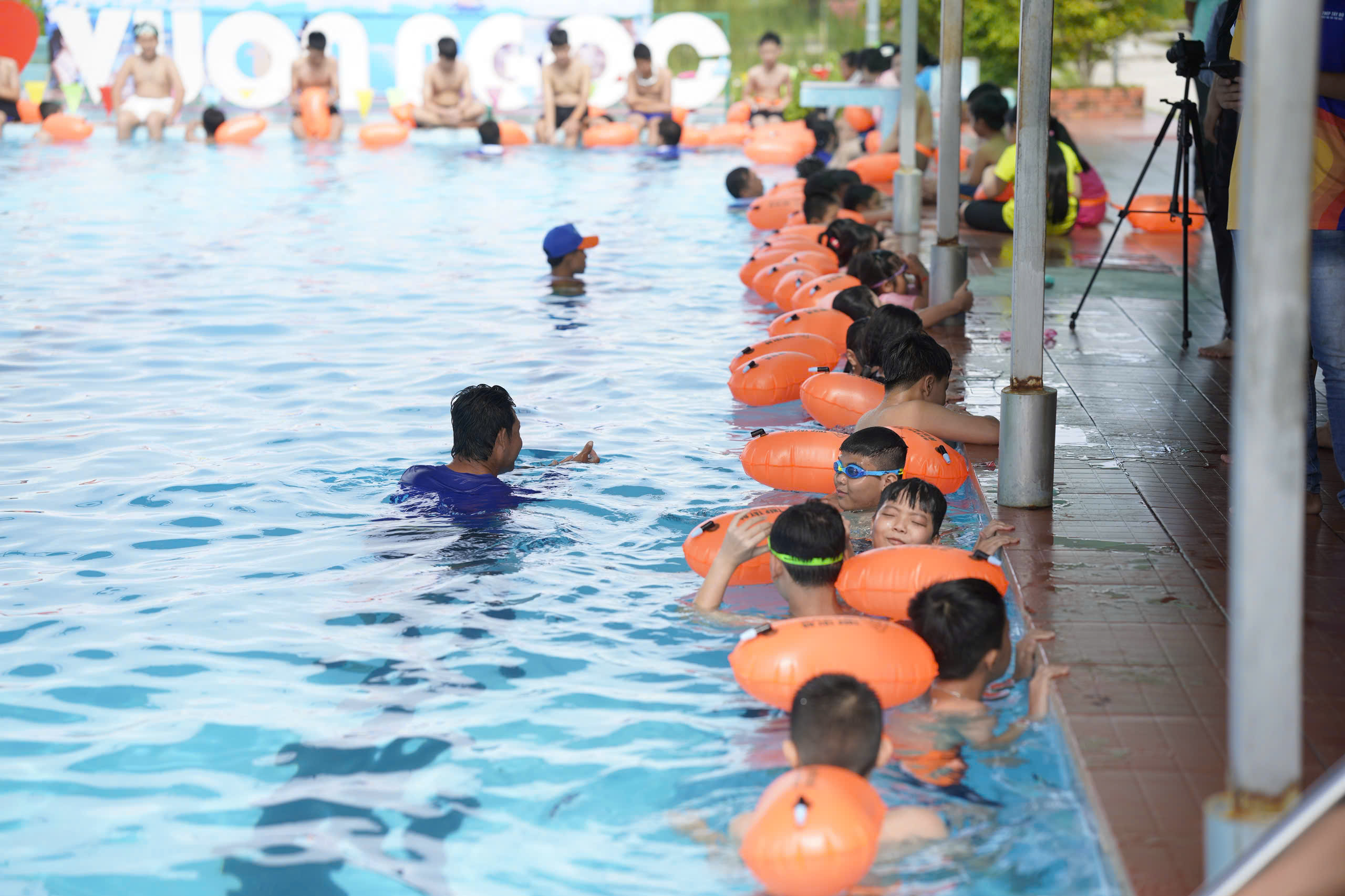 A group of people in a pool

AI-generated content may be incorrect.