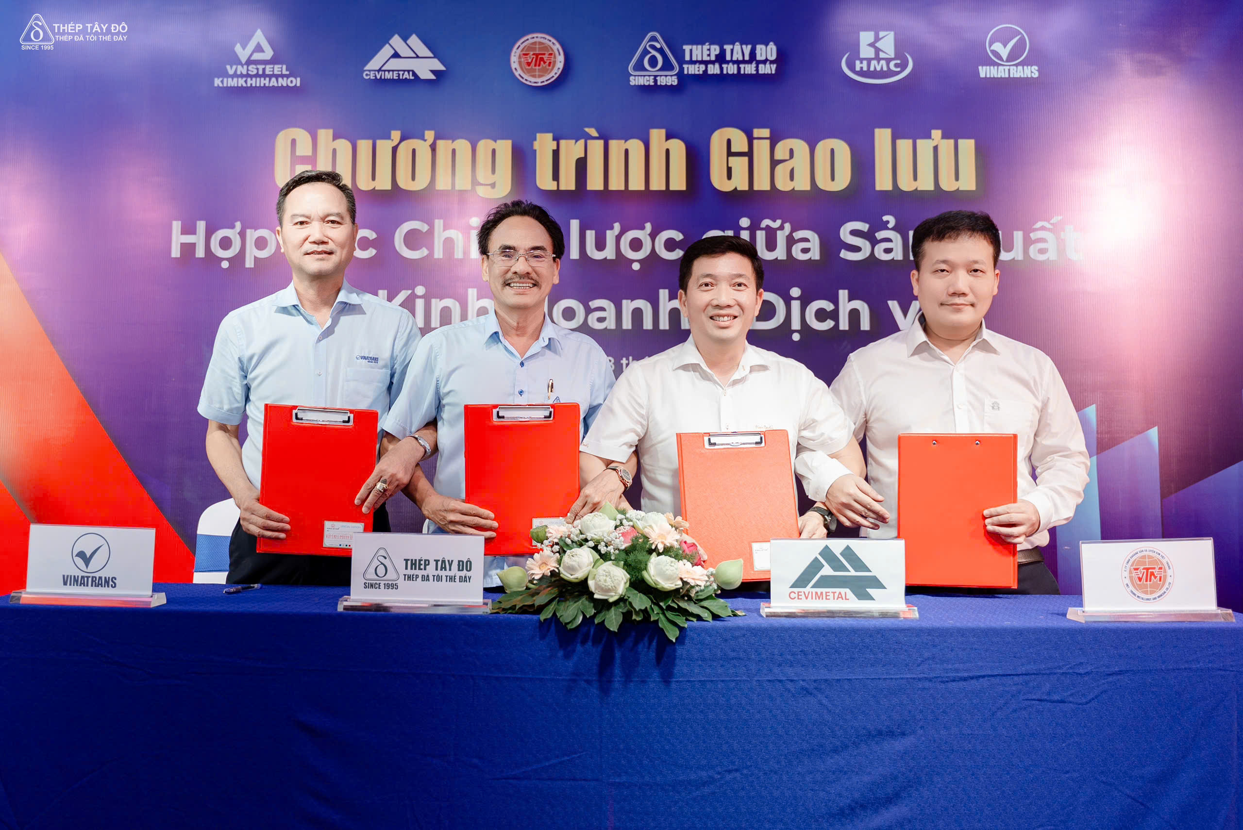 Các đại biểu ký kết