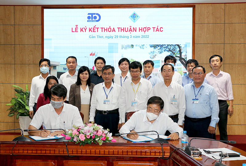 Signing a cooperation agreement between Tay Do Steel Company and Can Tho University