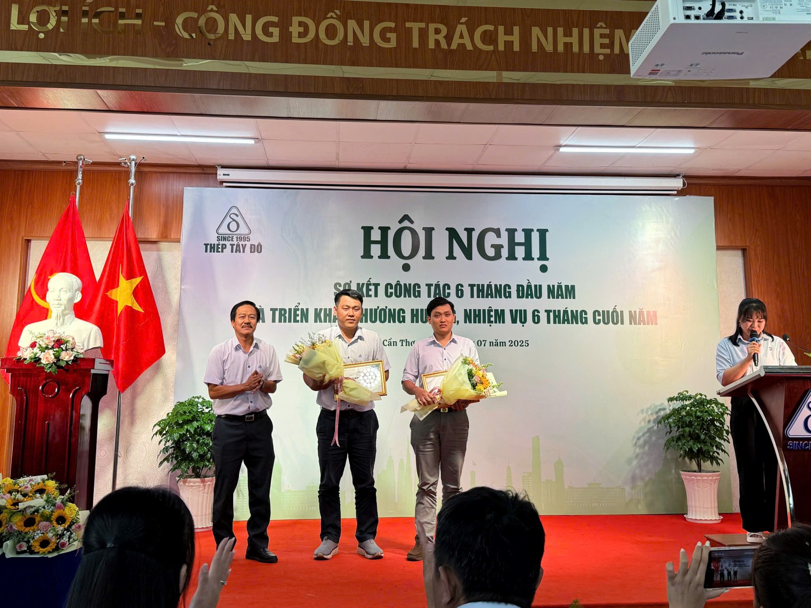 2 tập thể xuất sắc: Phòng Kế hoạch Kinh doanh & Xưởng Luyện
