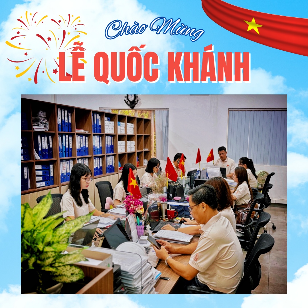 Tập thể CBCNV Thép Tây Đô trước tảng đá ghi THÉP TÂY ĐÔ, nền đỏ, trích dẫn Bác Hồ