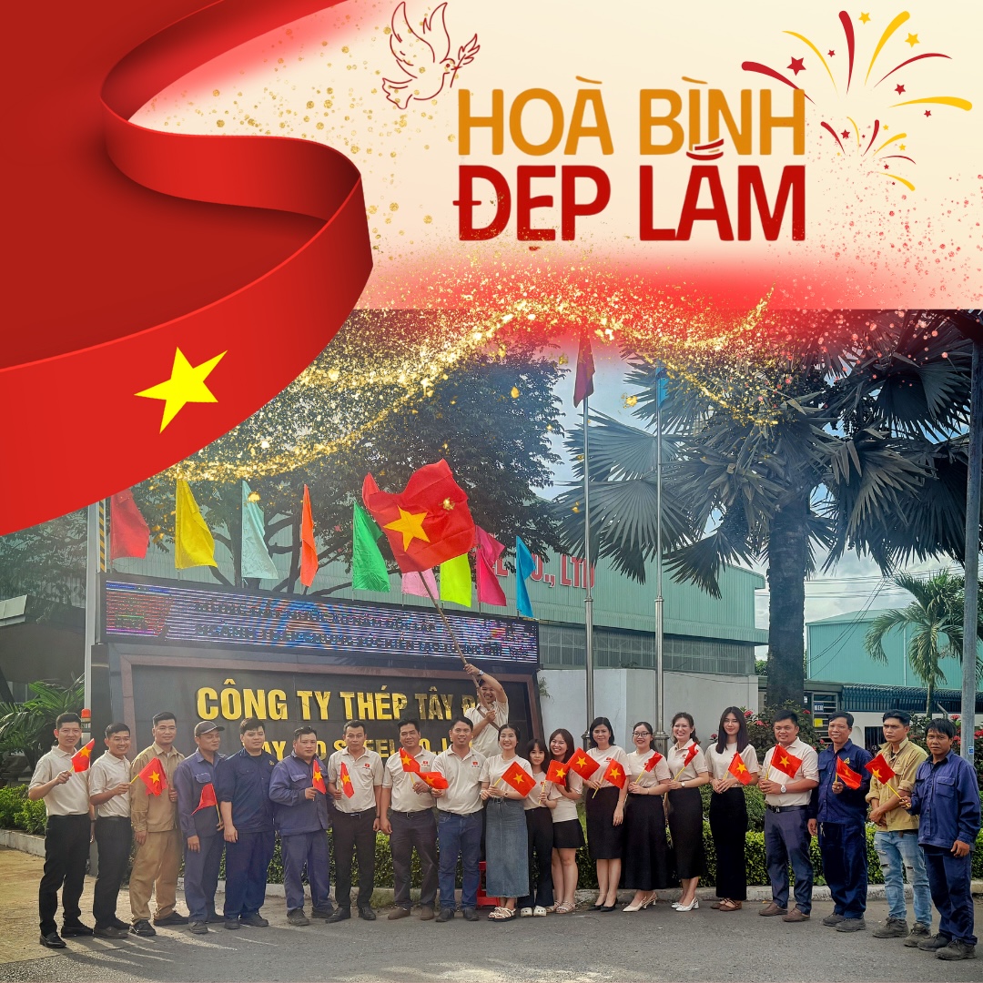 Công nhân Thép Tây Đô trong phân xưởng, đội mũ vàng, cầm cờ