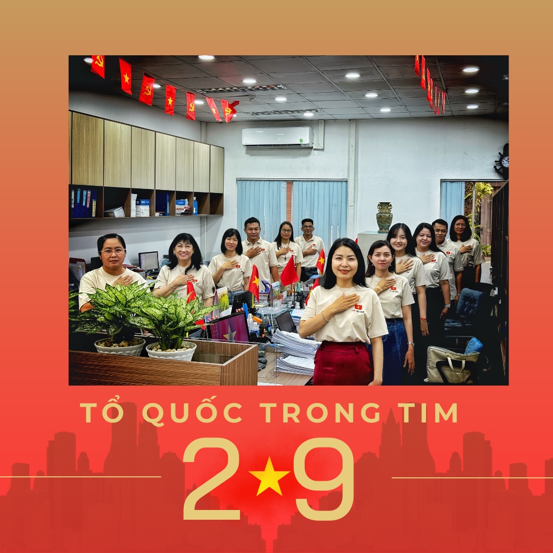 CBCNV Thép Tây Đô đứng trang nghiêm, tay đặt lên ngực