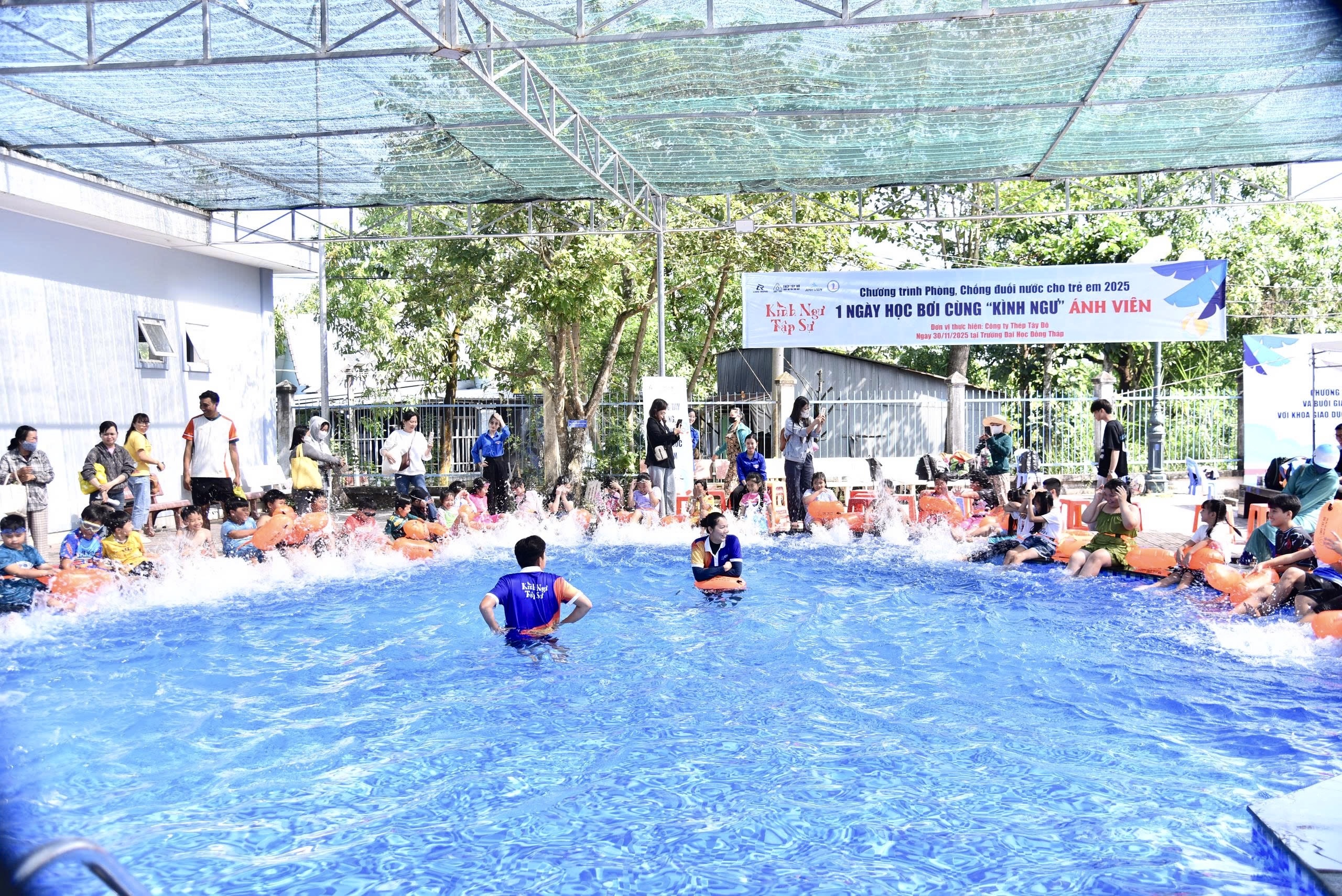 Học viên nhí tại buổi thực hành kỹ năng sinh tồn cùng Ánh Viên