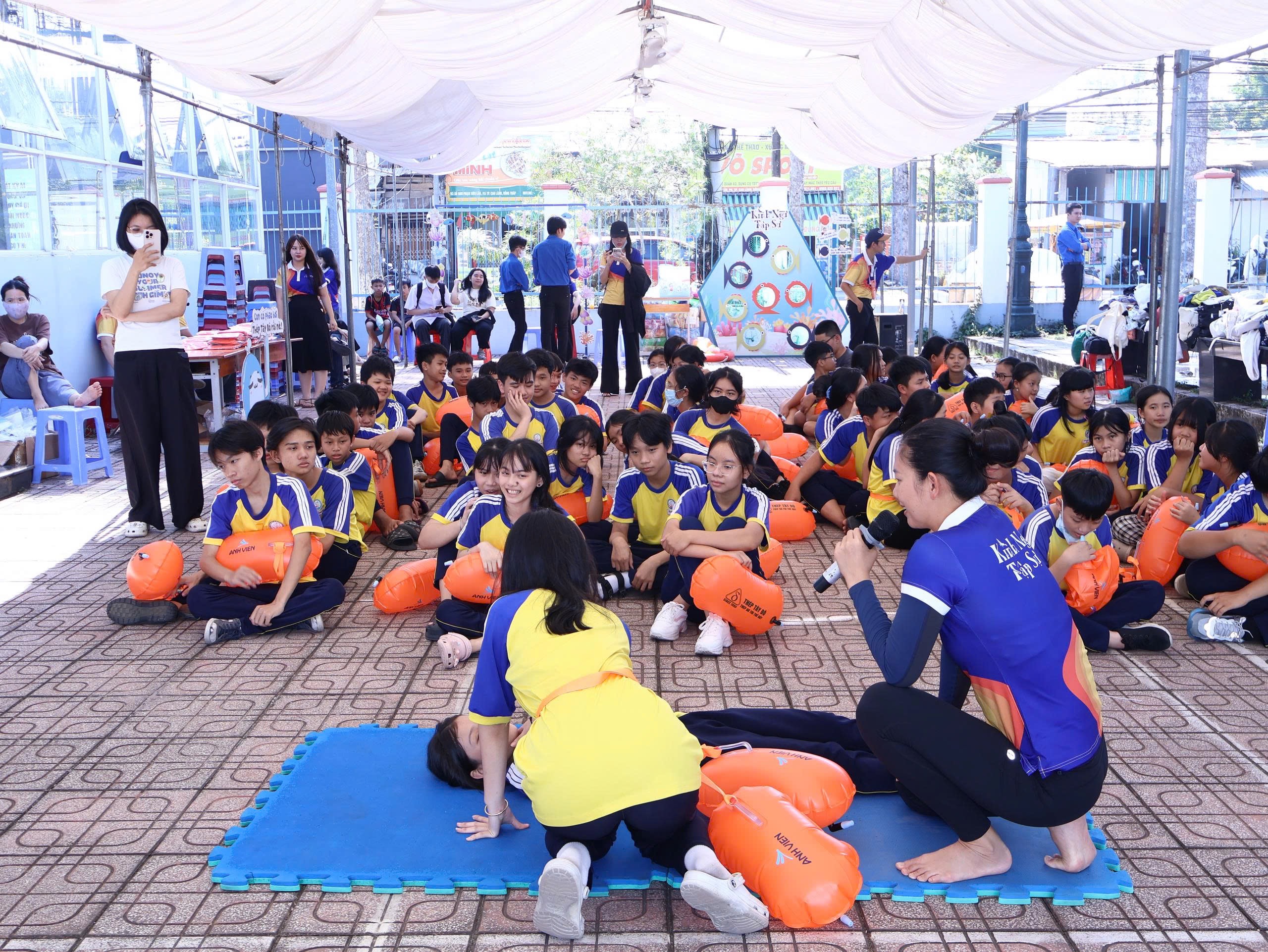 Các kình ngư nhí thực hành sơ cứu dưới sự hướng dẫn của Ánh Viên