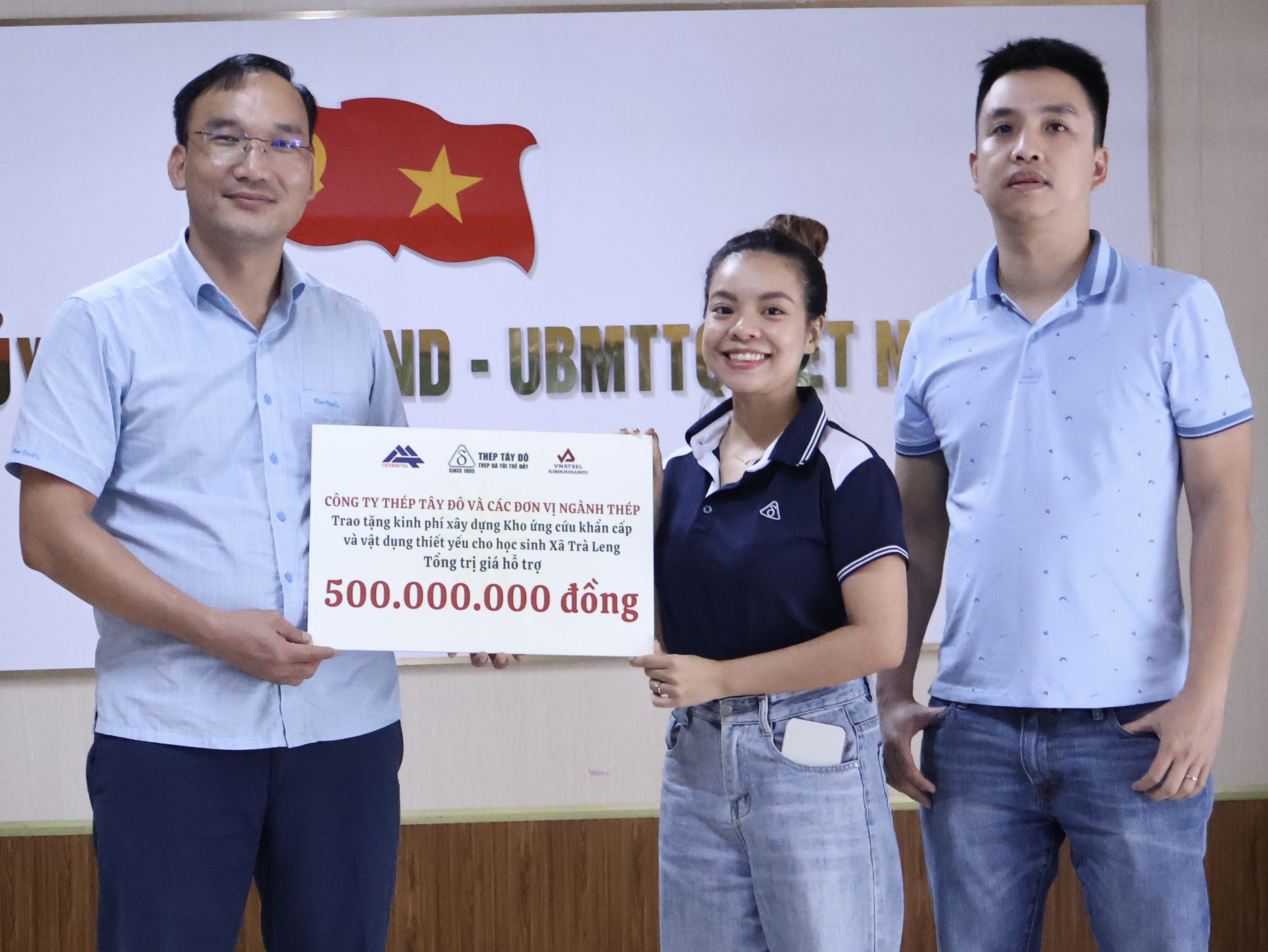 Thép Tây Đô và đại diện các doanh nghiệp ngành thép trao tặng giá trị hỗ trợ 500.000.000 đồng